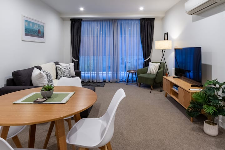 CBD Stay Apartment | Parking + Walk to Stadium