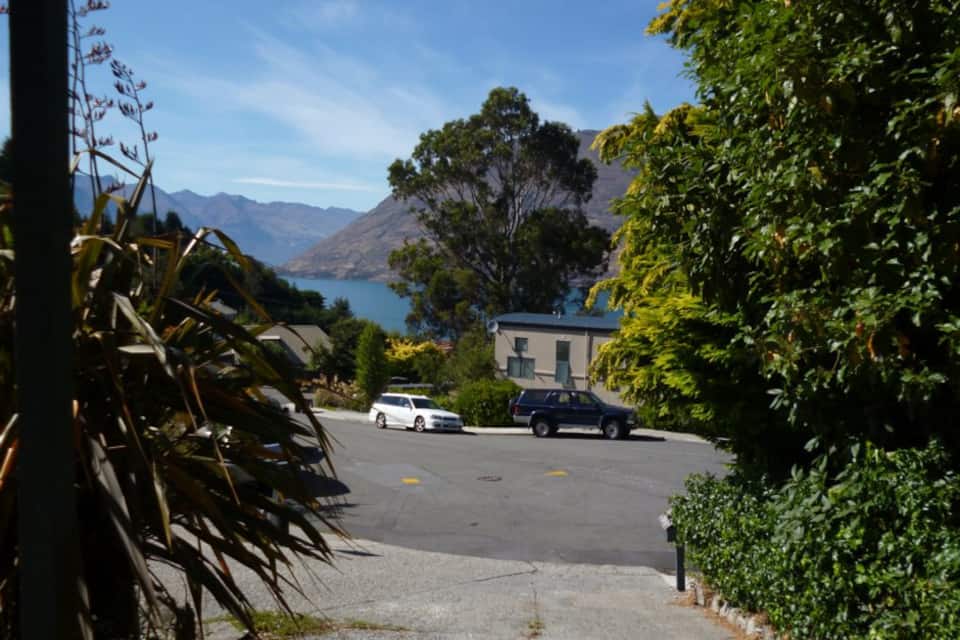 Cosy flat, lake view, short drive to town